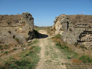 Крым. Фото. Арабатская крепость. Восточные (Главные) ворота крепости.