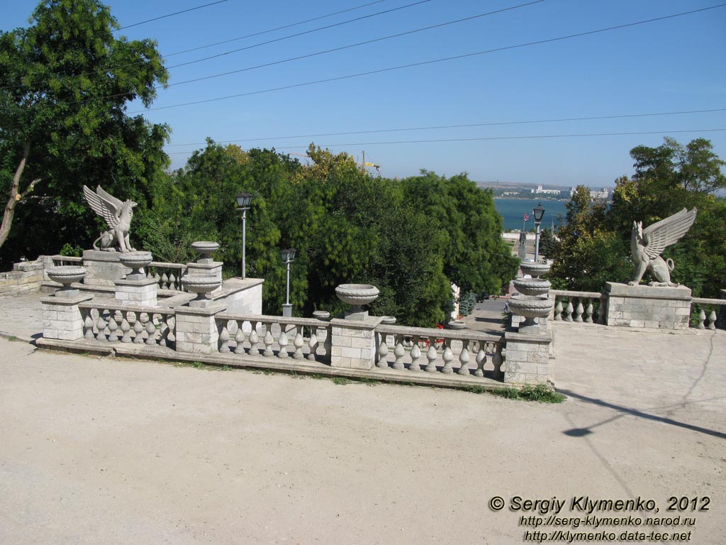 Крым, Керчь. Фото. Большая Митридатская лестница. Фрагмент. Грифоны.