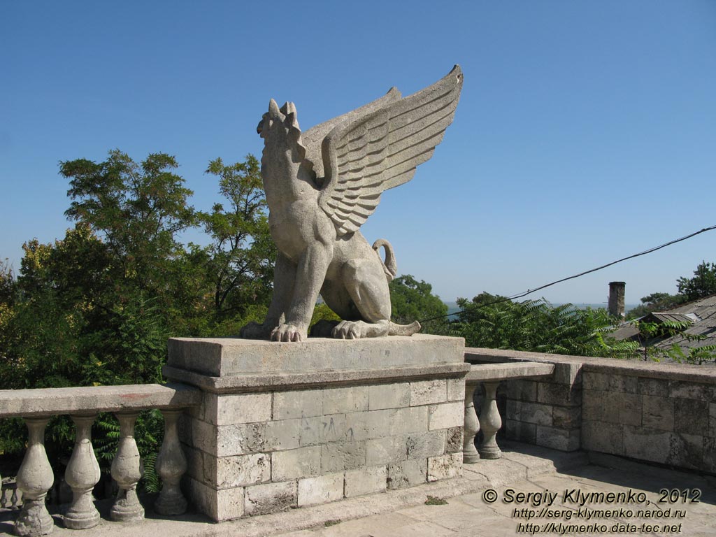 Крым, Керчь. Фото. Большая Митридатская лестница. Фрагмент. Грифон.