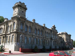 Крым, Керчь. Фото. Здание бывшей Керченской женской гимназии (ныне гимназия № 2 имени Короленко).