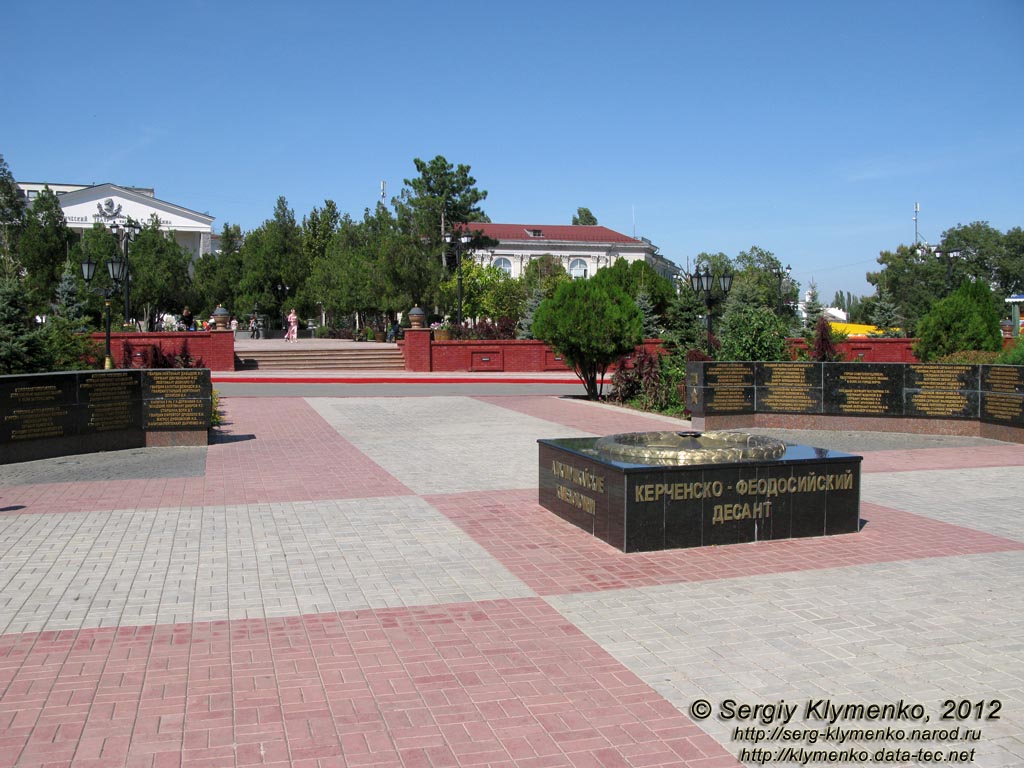 Крым, Керчь. Фото. Вечный огонь и Мемориал Героев в Сквере Славы.