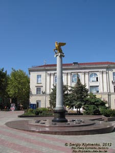 Крым, Керчь. Фото. Ионическая колонна, увенчанная скульптурой золотого грифона, который держит в лапе ключ.