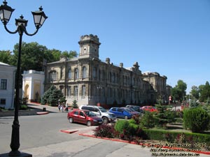 Крым, Керчь. Фото. Здание бывшей Керченской женской гимназии (ныне гимназия № 2 имени Короленко).