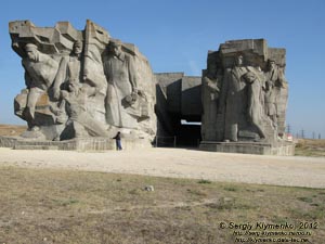 Крым, Керчь. Фото. Мемориальный ансамбль «Героям Аджимушкая». Архитектурная композиция у входа в музей.