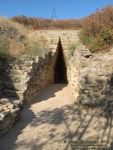 Крым, Керчь. Фото. Царский курган, IV век до н.э. Дромос (коридор).
