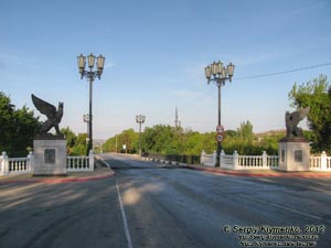 Крым, Керчь. Фото. Въезд к Керчи со стороны Феодосии. Грифоны, охраняющие въезд в город.