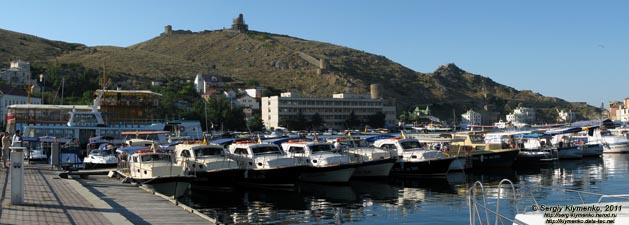 Крым. Фото. Балаклава, Балаклавcкая бухта и остатки башен крепости Чембало. Вид с набережной Назукина.