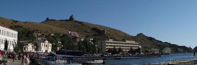 Крым. Фото. Балаклава, Балаклавcкая бухта и остатки башен крепости Чембало. Вид с набережной Назукина.