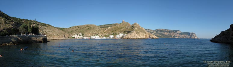 Крым. Фото. Панорама Балаклавской бухты с видом на вход в бухту и на мыс Айя (вид от «Мраморного пляжа»).