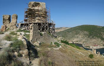 Крым. Фото. Балаклава, остатки башен крепости Чембало на фоне Балаклавcкой бухты.