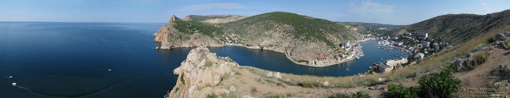 Крым. Фото. Море и Балаклавcкая бухта, вид сверху (от руин крепости Чембало). Панорама ~180°.
