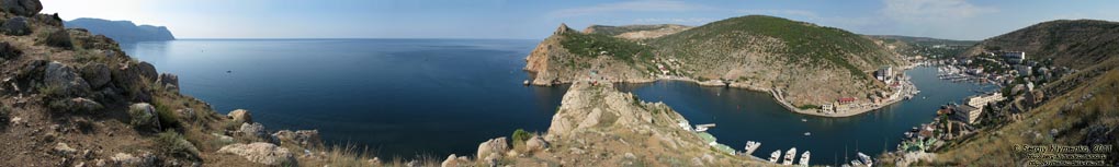 Крым. Фото. Вид сверху на Балаклаву, Балаклавcкую бухту, море и мыс Айя (панорама ~270° от руин крепости Чембало).