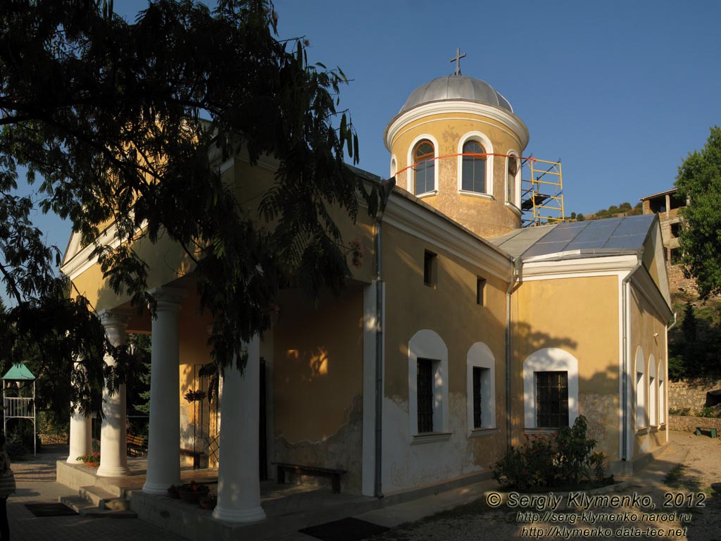 Крым. Фото. Балаклава, Храм Двенадцати апостолов (1357 год).