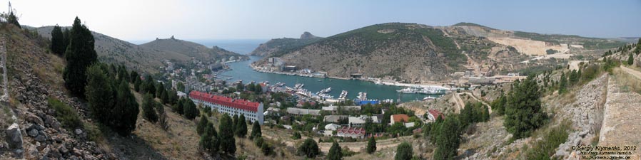 Крым. Фото. Панорама (~150°) сверху Балаклавы и Балаклавcкой бухты.