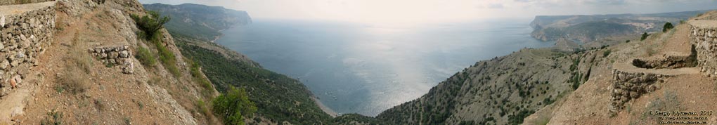Крым. Фото. Форт «Южная Балаклава» (панорама ~210°). Море, побережье от мыса Айя до плато Кая-Баш, и укрепления на горе Аскети (гора Спилия) над обрывом.
