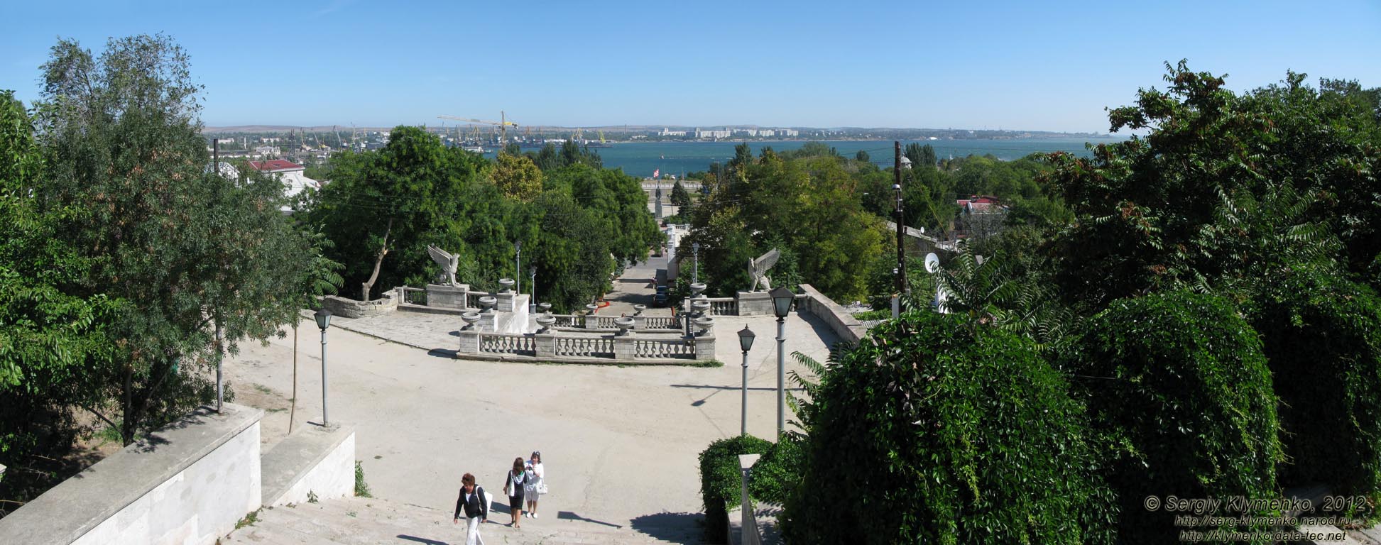 Крым, Керчь. Фото. Большая Митридатская лестница. Вид на город Керчь и Керченский залив. Панорама ~90°.
