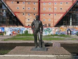 Фото Донецка. Памятник Джону Юзу - "основателю" Донецка