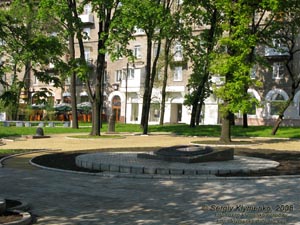 Фото Донецка. Памятный знак «Скифское нагрудное украшение - золотая царская пектораль»