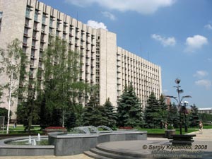 Фото Донецка. Бульвар Пушкина. Еще одна «Пальма» возле здания Донецкого областного совета и Донецкой областной администрации.