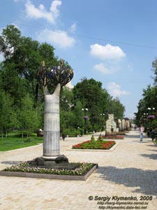 Фото Донецка. По бульвару Пушкина. Современная парковая скульптура.