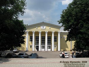 Фото Донецка. Дворец спорта «Шахтер», вид с бульвара Пушкина.