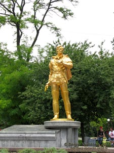 Фото Донецка. Памятник А. Б. Соловьяненко