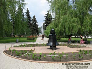 Фото Донецка. Колокол перед горисполкомом Донецка (улица Артема, 98)