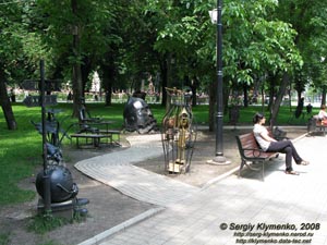 Донецк. Сказочная полянка в сквере за горисполкомом (фигурки выкованы из металла)