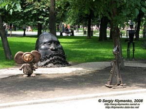 Донецк. Сказочная полянка в сквере за горисполкомом (фигурки выкованы из металла)