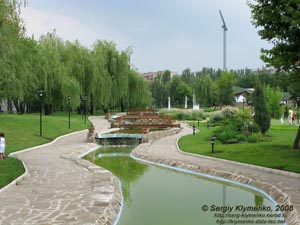 Донецк. Парк около гостиничного центра "Виктория"