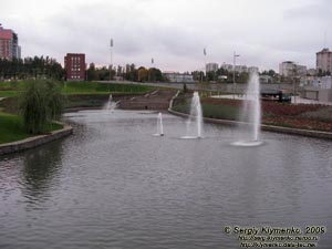 Донецк. Фото. Водоём с фонтанами возле стадиона «Донбасс Арена».