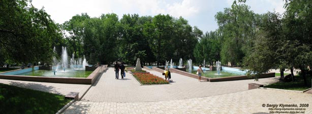 Фото Донецка. По бульвару Пушкина. Фонтаны на бульваре.