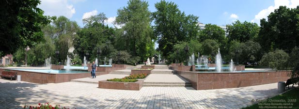 Фото Донецка. По бульвару Пушкина. Фонтаны на бульваре.