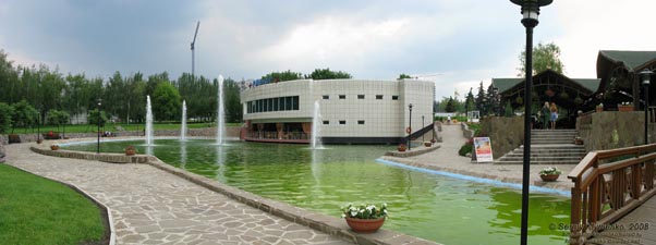 Донецк. Парк около гостиничного центра "Виктория"
