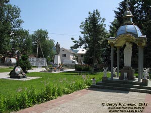 Закарпатская область. Село Долгое (Иршавский район). Фото. Сквер перед храмом Успения Пресвятой Богородицы.