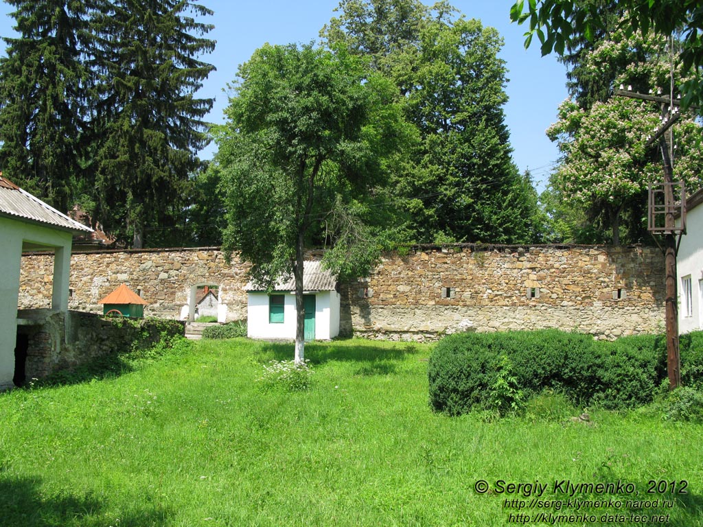 Закарпатская область. Село Долгое (Иршавский район). Фото. Замок-дворец Телеки. Фрагмент (вид с юго-востока).