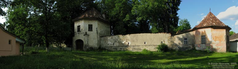 Закарпатская область. Село Долгое (Иршавский район). Фото. Замок-дворец Телеки, внешняя оборонная стена (вид с юга).