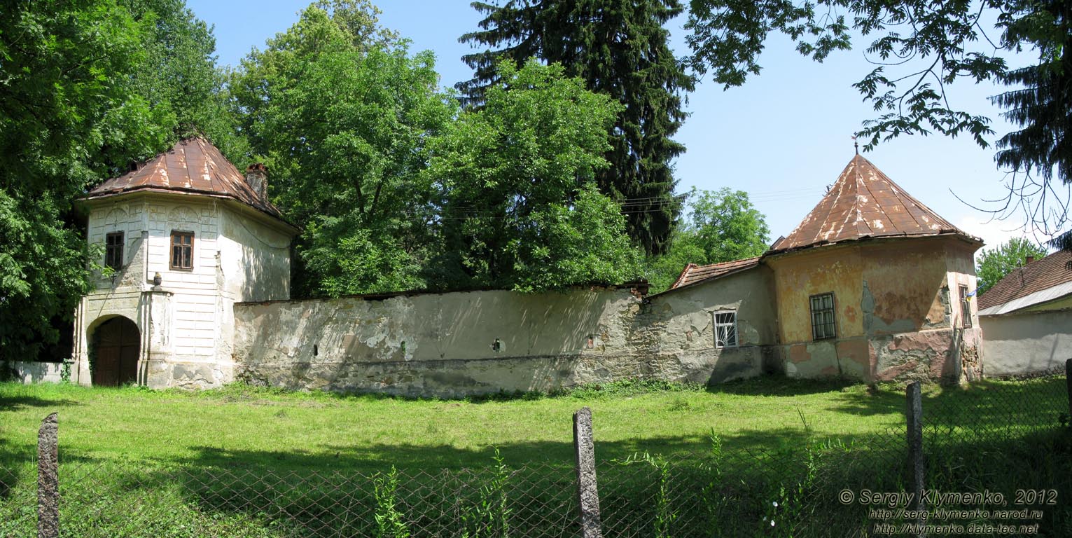 Закарпатская область. Село Долгое (Иршавский район). Фото. Замок-дворец Телеки, внешняя оборонная стена (вид с юга).