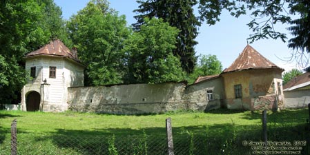 Закарпатская область. Село Долгое (Иршавский район). Фото. Замок-дворец Телеки, внешняя оборонная стена (вид с юга).