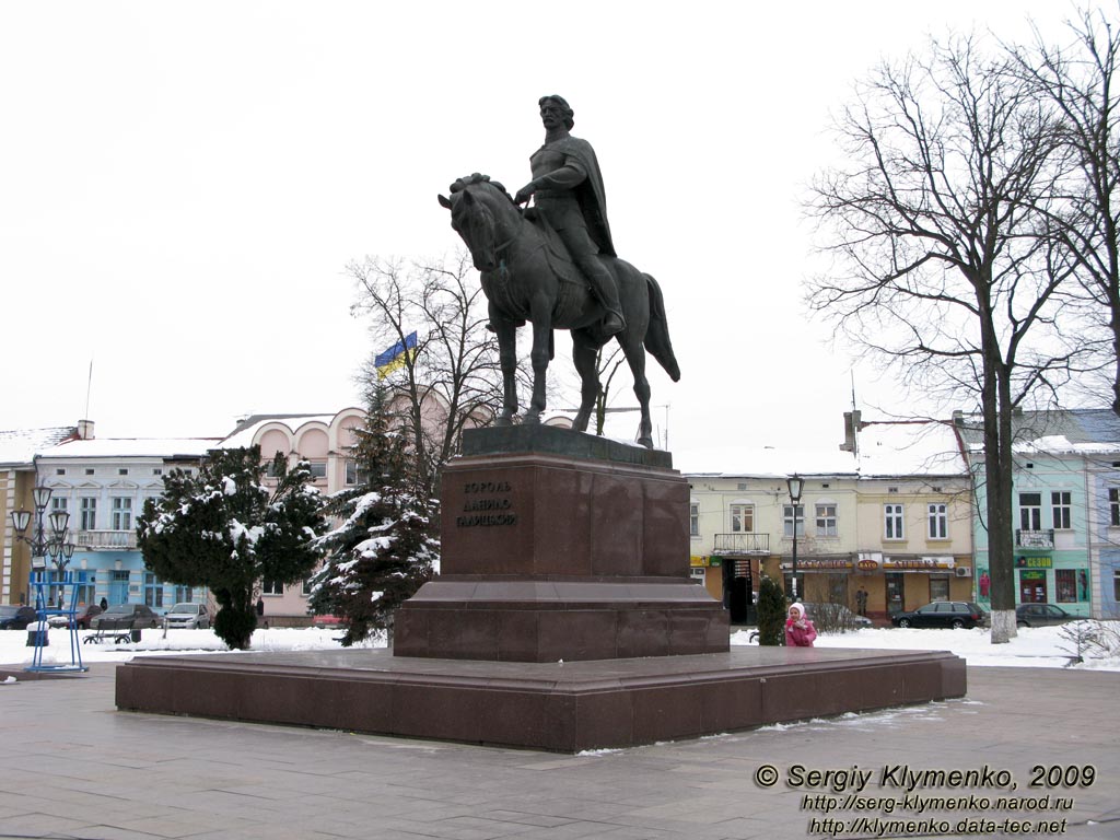 Галич. Фото. Памятник Королю Данилу Галицкому.
