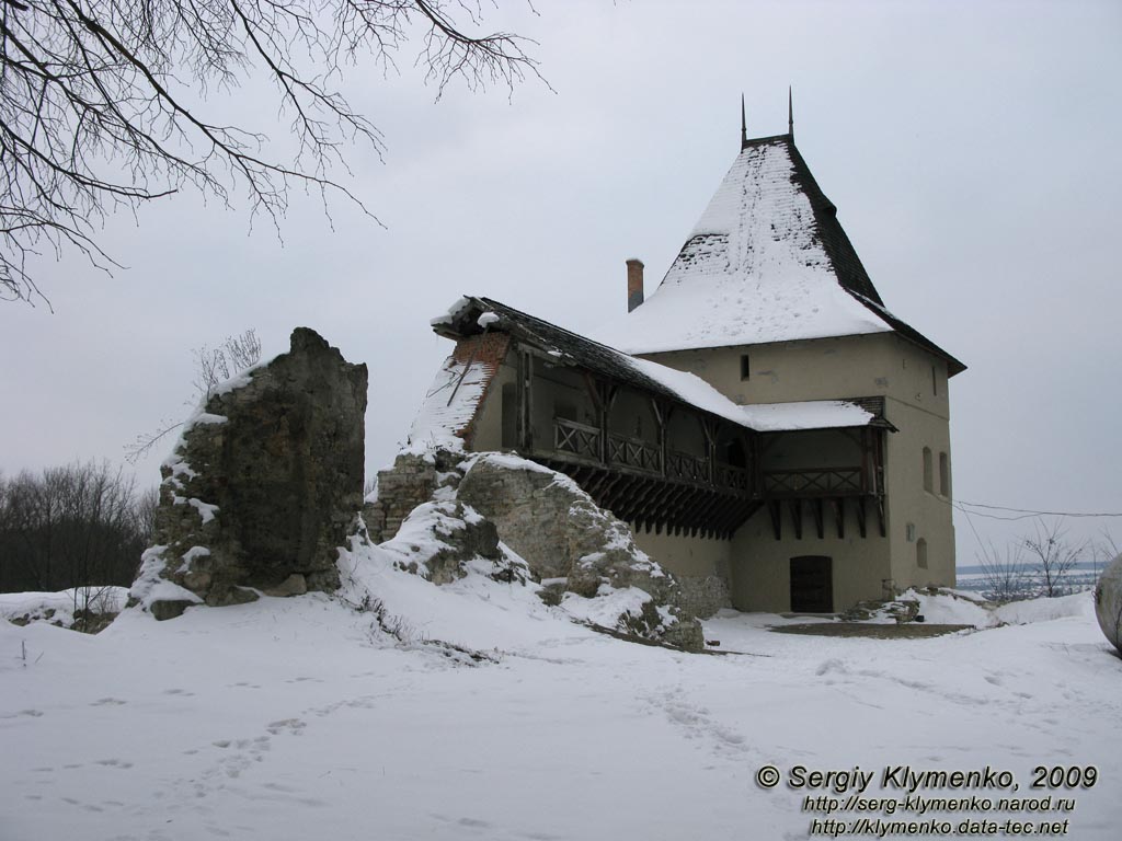 Галич. Фото. Восстановленные стены и башня Галицкого замка (вид изнутри замка).