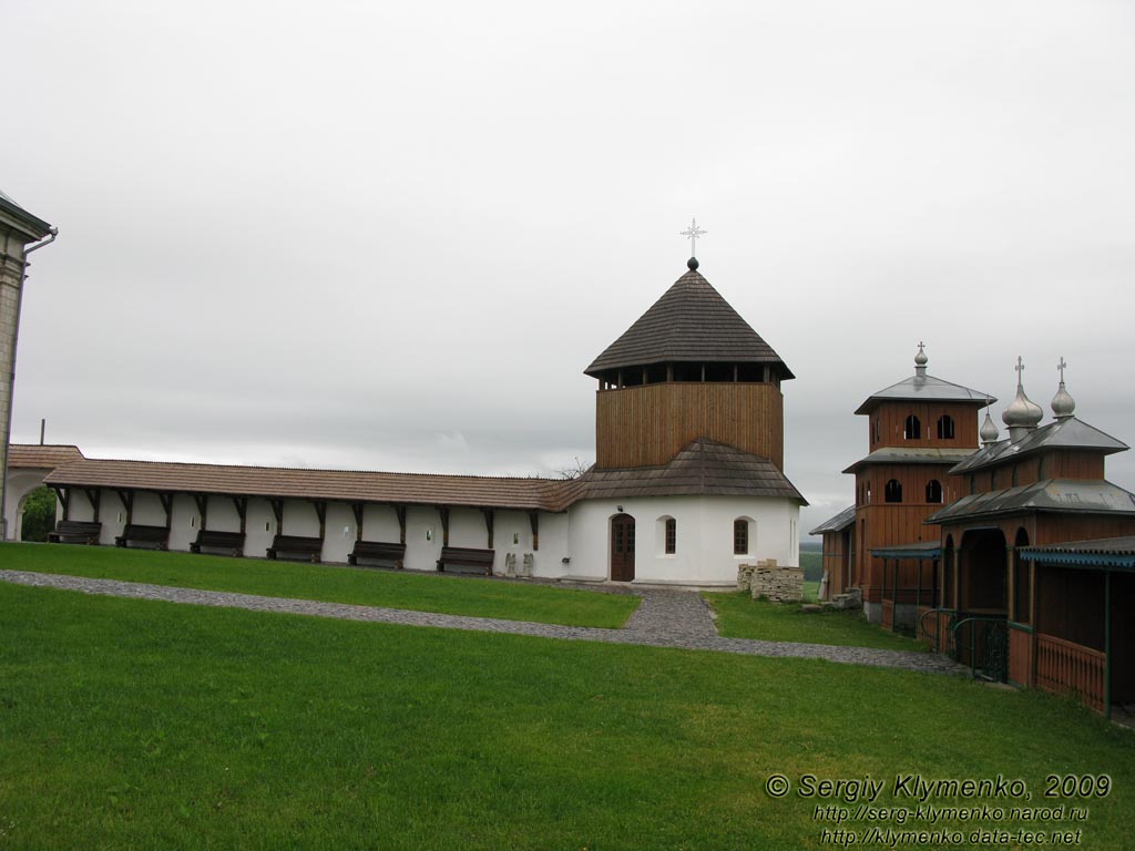 Древний Галич. Фото. Крылосская гора. Реконструкция (2007 год) оборонной башни XVII века с часовней Св. Михаила.
