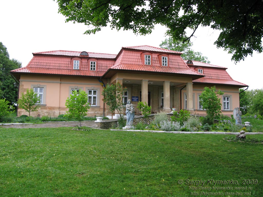 Древний Галич. Фото. Крылосская гора. Митрополичьи палаты XVIII века. Ныне - экспозиция Музея истории древнего Галича.