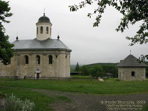 Древний Галич. Фото. Крылосская гора. Церковь Успения Пресвятой Богородицы XVI в. и часовня Св. Василия XV в.