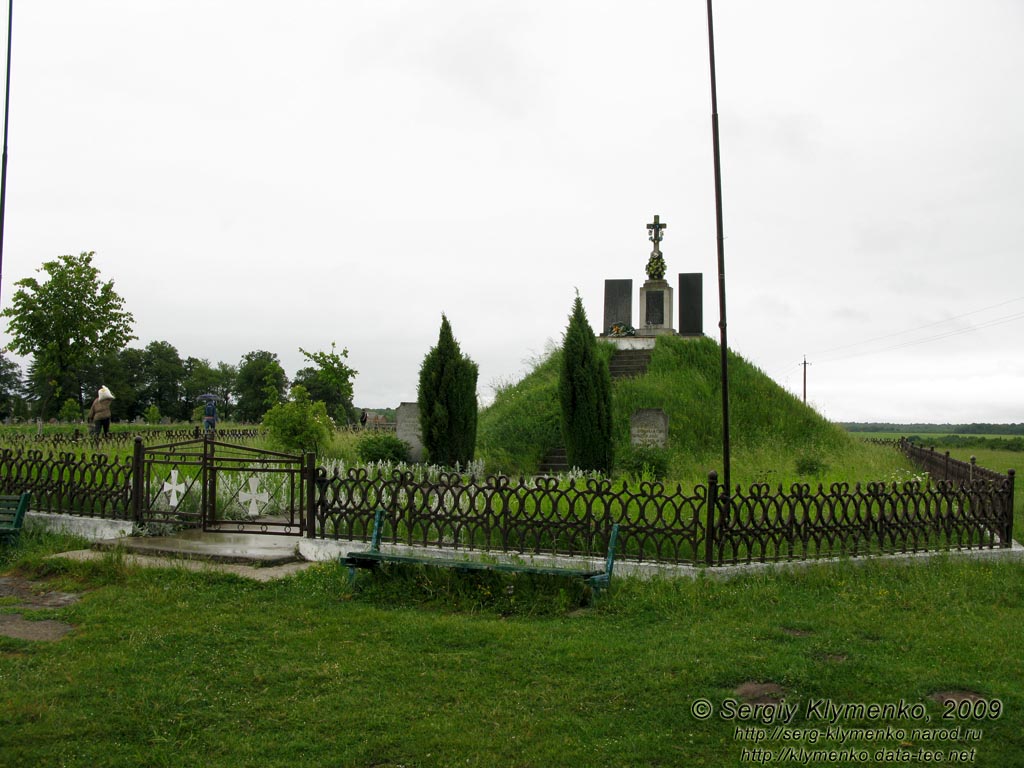 Древний Галич. Фото. Крылосская гора. Памятник на горе.