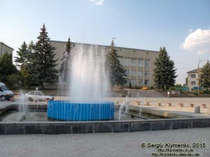 Тернопольская область, Гусятин. Фото. На центральной площади посёлка (49°04'14"N, 26°12'18"E). Фонтан.