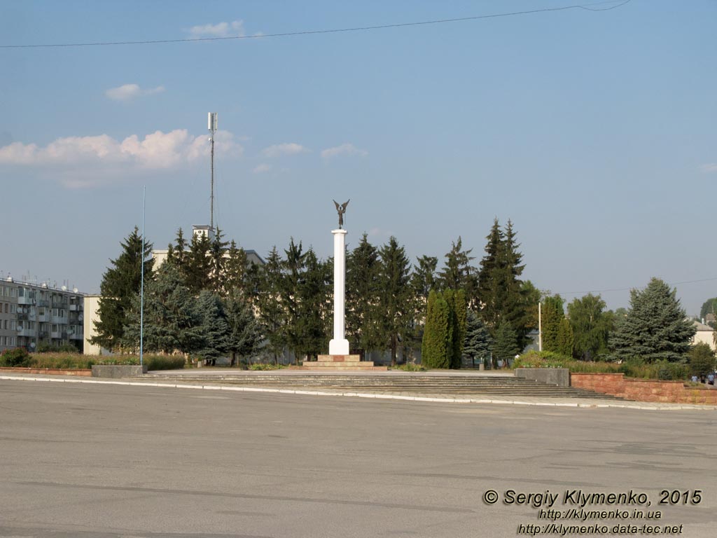 Тернопольская область, Гусятин. Фото. На центральной площади посёлка (49°04'14"N, 26°12'18"E). Ангел-Хранитель Украины (2001 год).