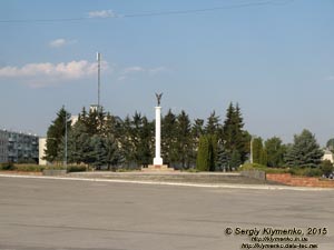 Тернопольская область, Гусятин. Фото. На центральной площади посёлка (49°04'14"N, 26°12'18"E). Ангел-Хранитель Украины (2001 год).