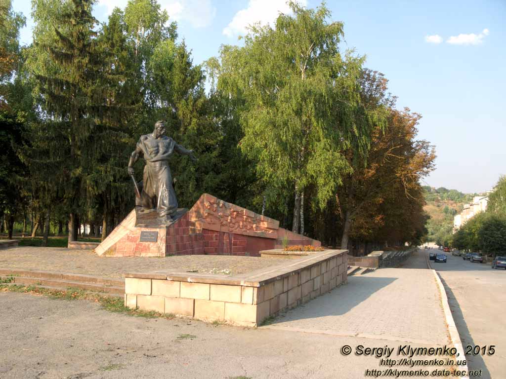 Тернопольская область, Гусятин. Фото. Памятник Северину Наливайко (49°04'18"N, 26°12'28"E).