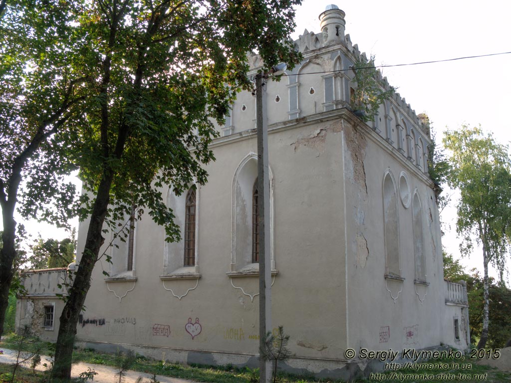 Тернопольская область, Гусятин. Фото. Гусятинская синагога (49°04'22"N, 26°12'30"E) - памятник архитектуры конца XV - начала XVI веков.